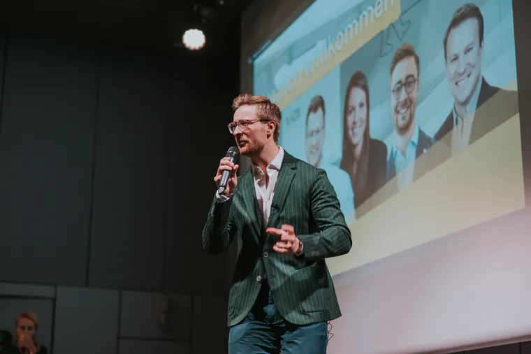 Paul H. Schindler bei einer Keynote auf der Bühne