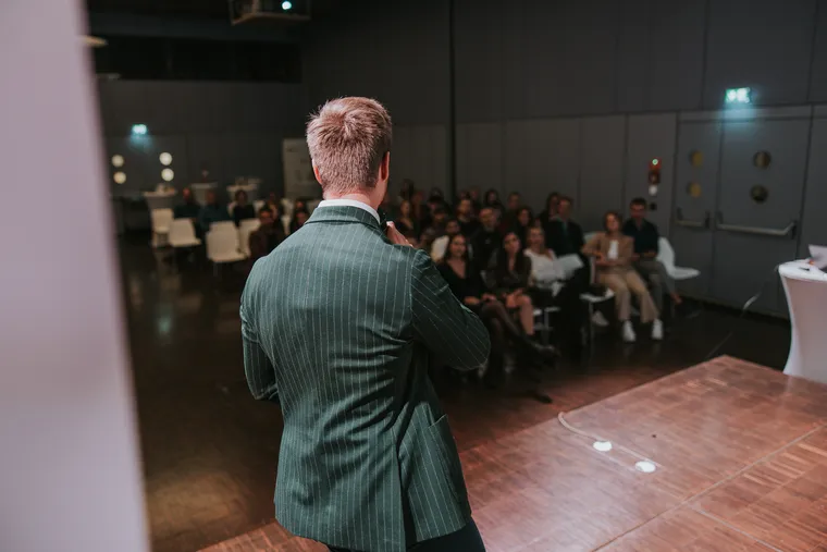 Workshop-Situation mit Führungskräften im Seminarraum