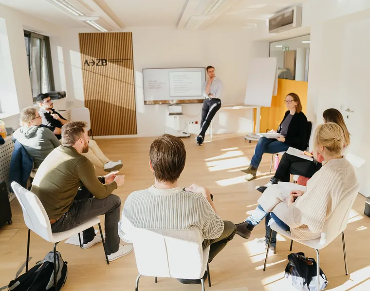 Seminargruppe im Stuhlkreis bei einem Training von Paul H. Schindler